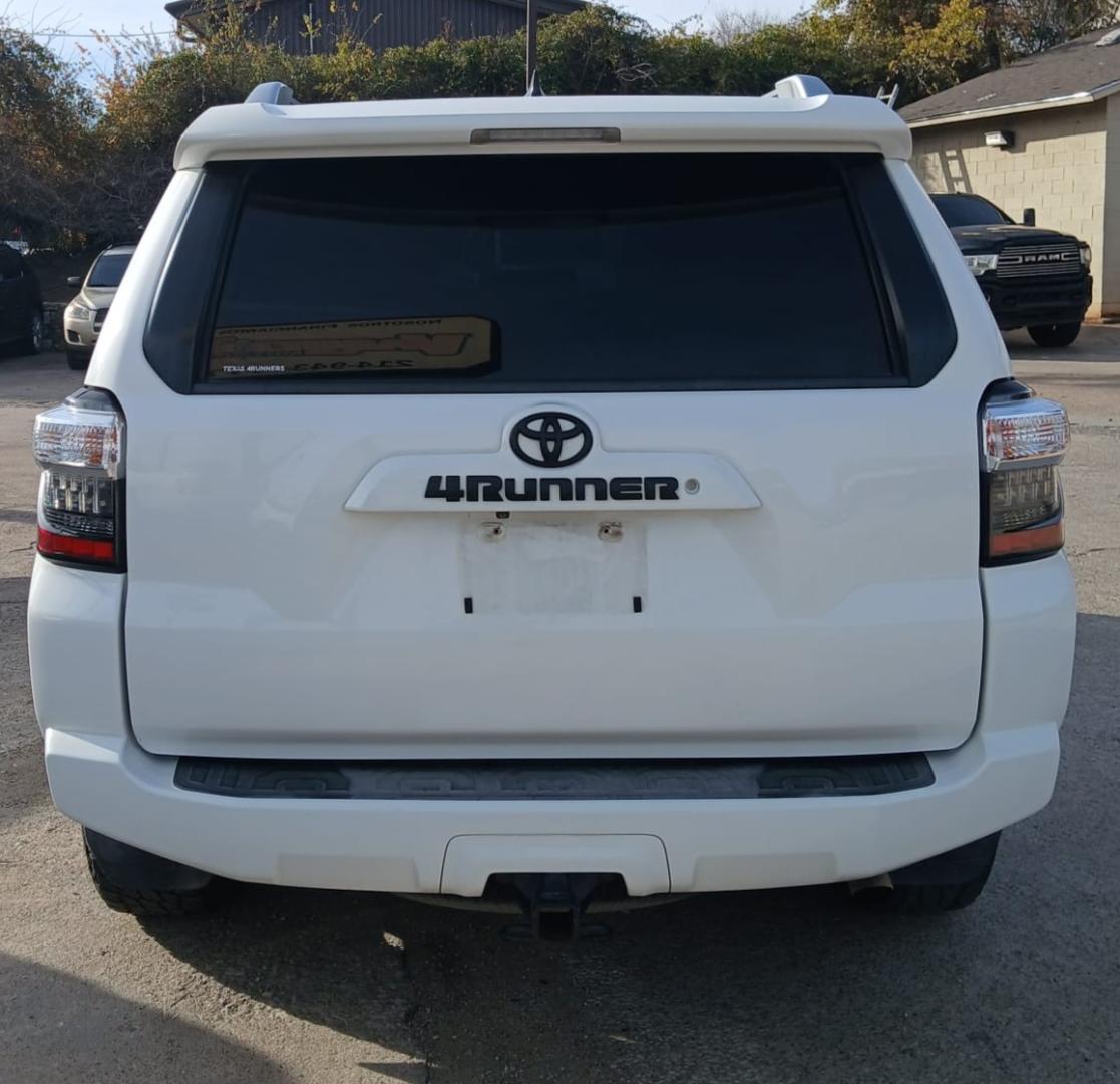 2016 white Toyota 4Runner SR5 2WD (JTEZU5JR0G5) with an 4.0L V6 DOHC 24V engine, 5A transmission, located at 945 E. Jefferson Blvd, Dallas, TX, 75203, (214) 943-7777, 32.752514, -96.811630 - Photo#3