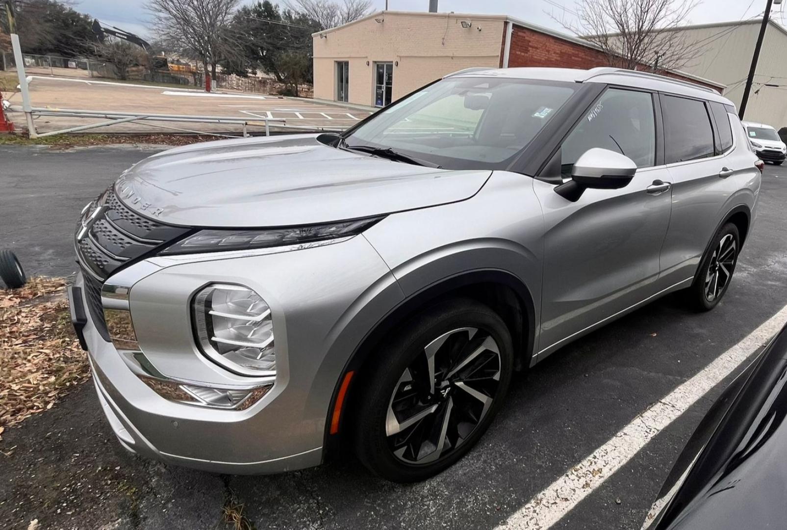 2022 Silver /Black Mitsubishi Outlander SEL 2WD (JA4J3VA81NZ) with an 2.4L L4 DOHC 16V engine, CVT transmission, located at 945 E. Jefferson Blvd, Dallas, TX, 75203, (214) 943-7777, 32.752514, -96.811630 - Photo#0